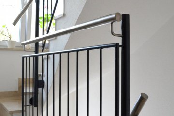 Treppengeländer, lackierter Stahl mit Edelstahlhandlauf