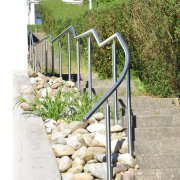 Handlauf inkl. Pfosten aus Edelstahl Handlauf aus Edelstahl, fest montiert an Treppe, öffentlicher Gehweg