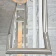 Geländer aus weiß lackiertem Stahl mit Glasscheiben in einem Treppenhaus