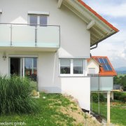 Aussicht mit Geländer Medam Clarina Balkongeländer aus Edelstahl mit mattierter Glasfüllung an Balkon in Efringen-Kirchen