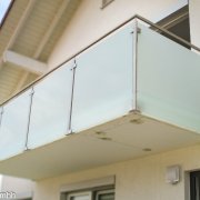 Montage stirnseitig im Beton Unteransicht Balkongeländer aus Edelstahl mit Glasfüllung am Balkon