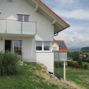 Moderne Balkonansicht mit Edelstahlgeländer Medam Clarina