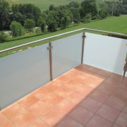 Detail Edelstahlgeländer Medam Clarina mit Glasfüllung