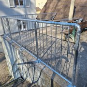 Perspektivansicht Medam Solid Medam Solid Terrassengeländer aus verzinktem Stahl auf der Garagendachterrasse in Perspektivansicht