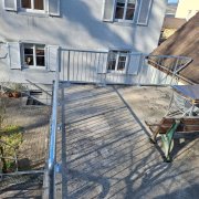 Geländer am schrägen Dach Ansicht von der Terrassenfläche auf das verzinkte Stahlgeländer mit Anpassung im Bereich des schrägen Dachs