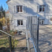 Seitenansicht der Garagendachterrasse Seitenansicht des Medam Solid Geländers auf der Garagendachterrasse mit Montage von oben an der Terrassenkante.
