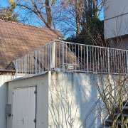 Außenansicht des Terrassengeländers Außenansicht der Garage mit verzinktem Medam Solid Geländer entlang der erhöhten Terrassenfläche